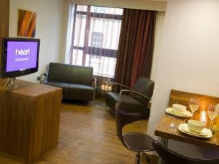 Roomzzz Leeds Aparthotel